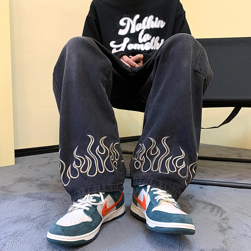 Pantalones vaqueros vintage con estampado de llamas Y2K para hombre, pantalones vaqueros holgados de pierna ancha, pantalones vaqueros rectos de moda hip hop 2025.
