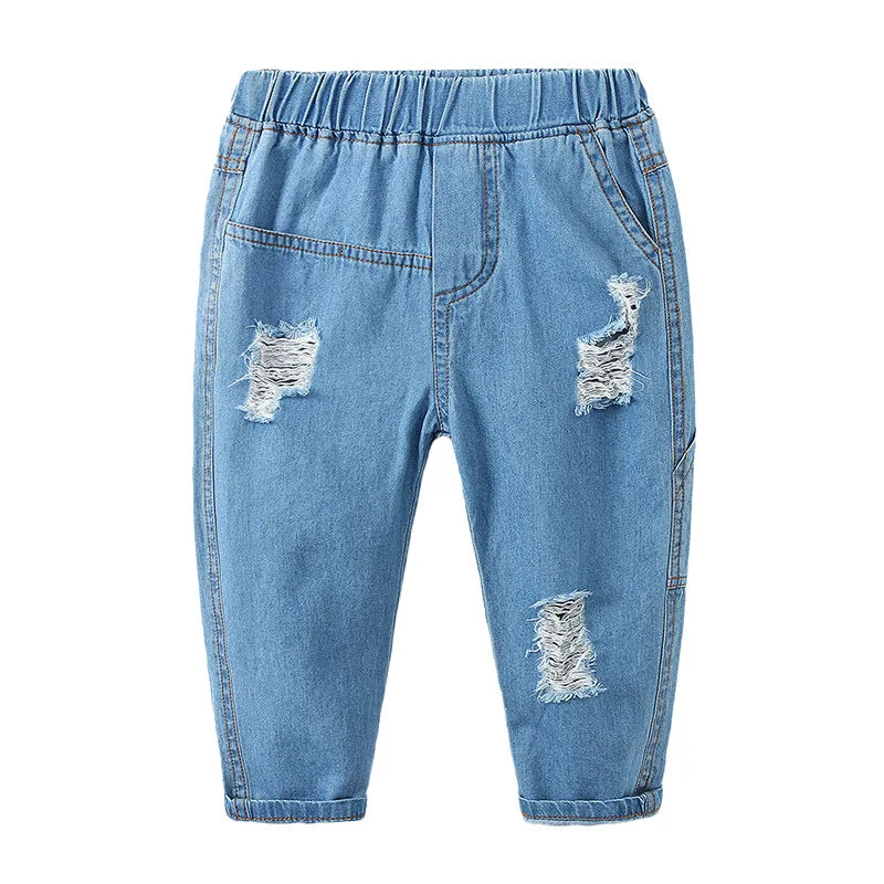 Vaqueros HoneyCherry de moda para niño. Estos pantalones tienen un acabado esmerilado y presentan agujeros rotos a la moda.
