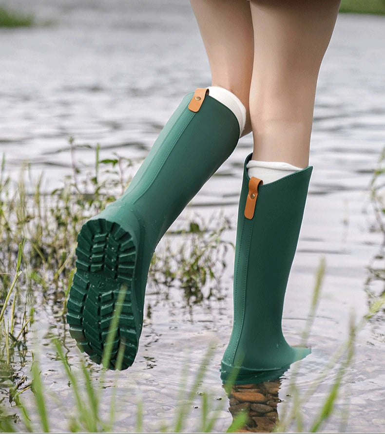 Botas de lluvia de PVC de caña alta para mujer, estilo británico, suela gruesa, impermeables, duraderas, para exteriores, de color sólido, antideslizantes