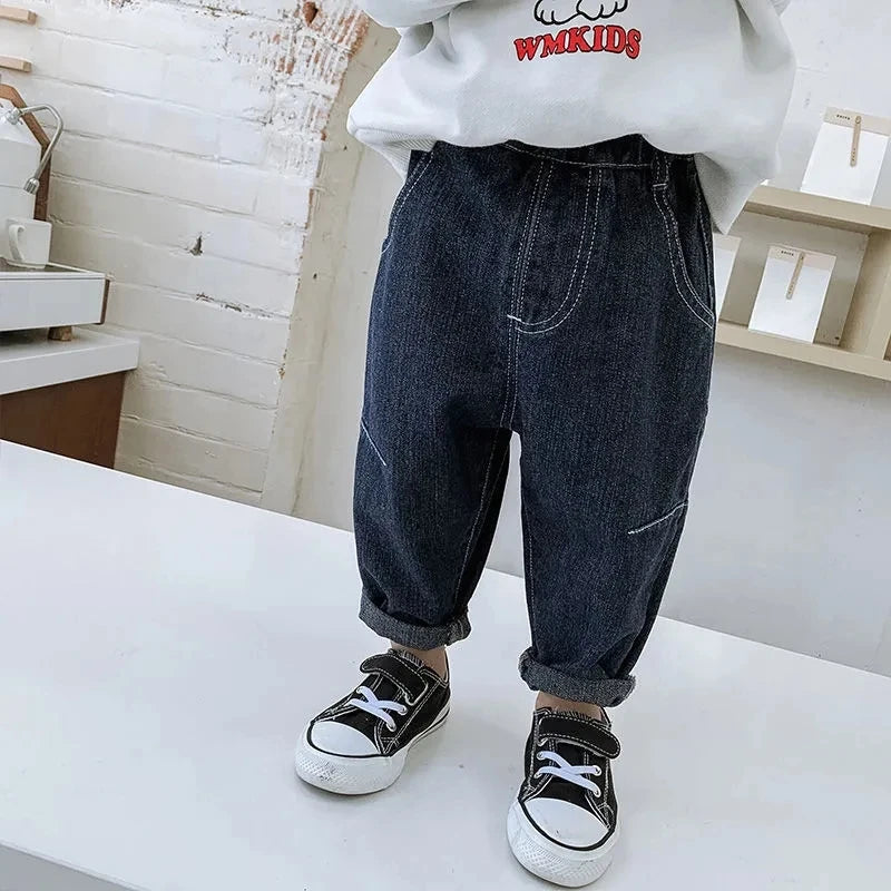 Pantalones vaqueros de color liso de estilo moderno para niños, nuevos, casuales y versátiles, vaqueros elásticos y sueltos para bebés.