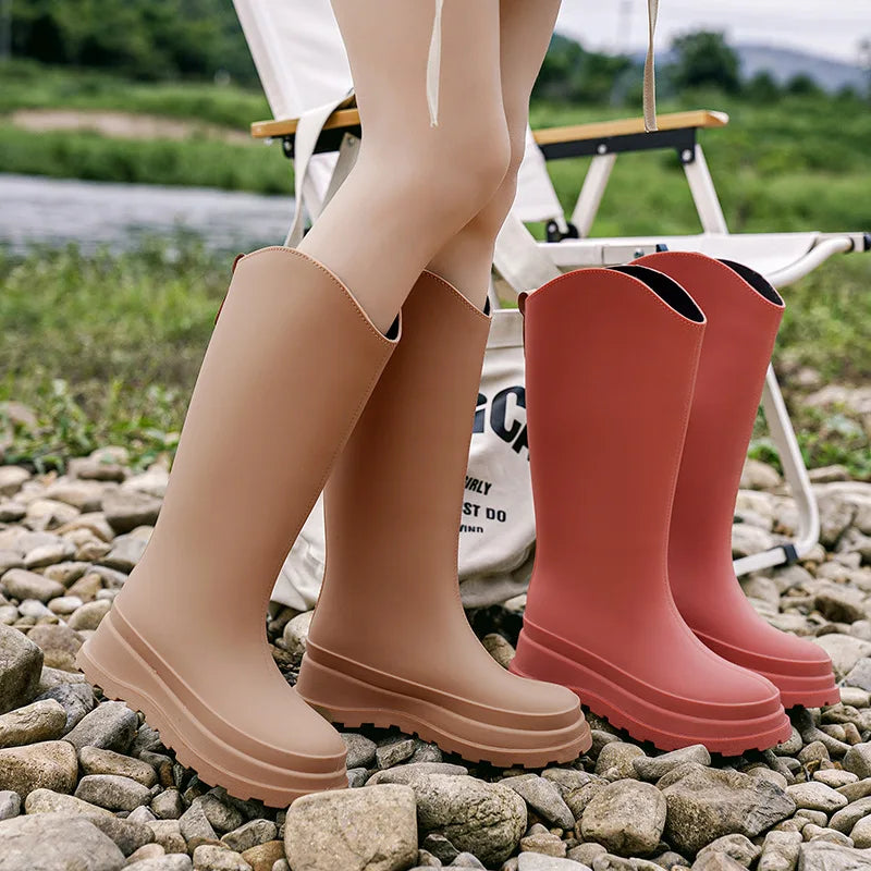 Botas de lluvia de PVC de caña alta para mujer, estilo británico, suela gruesa, impermeables, duraderas, para exteriores, de color sólido, antideslizantes