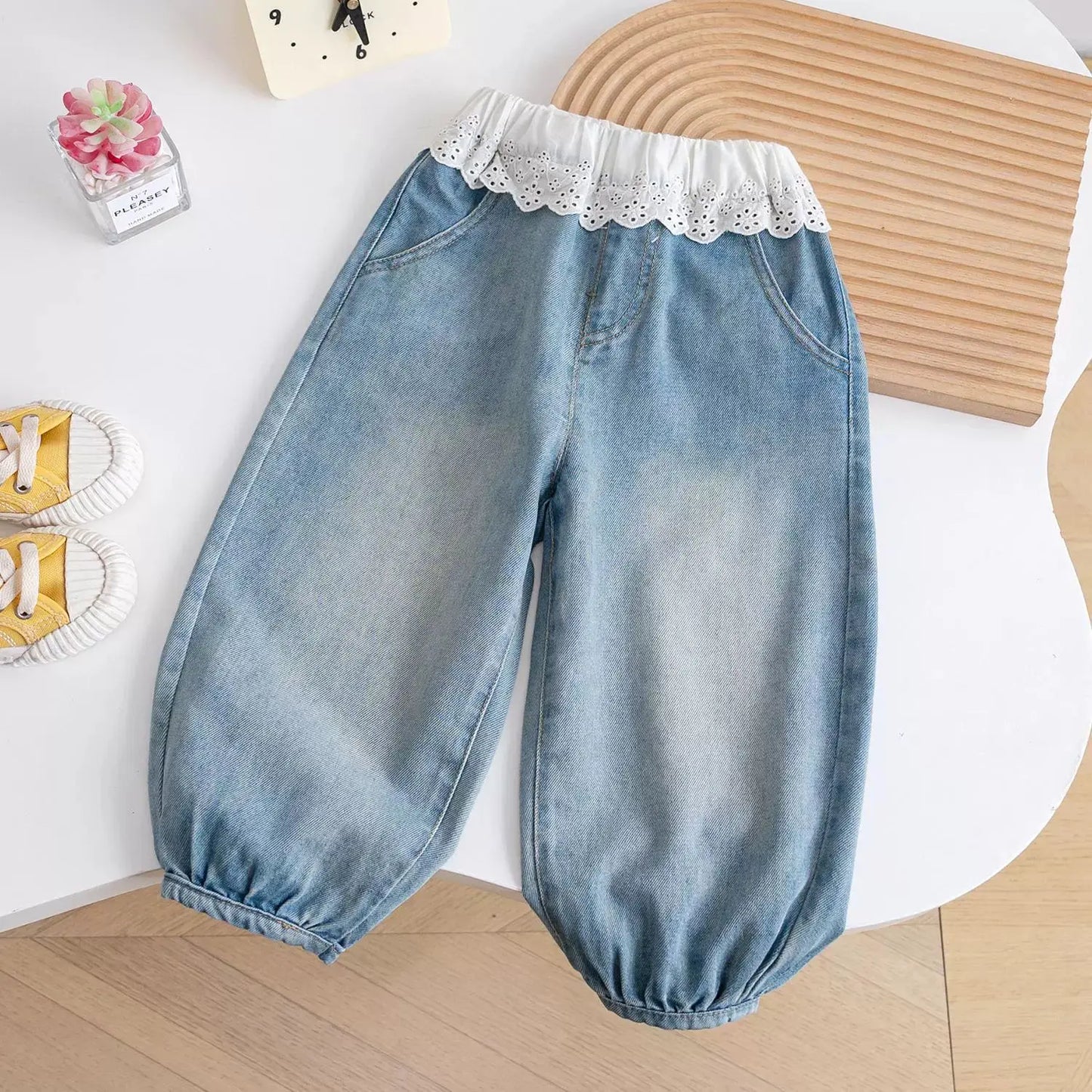 Pantalones vaqueros Sanrio Kids Hello Kitty con cintura elástica para niños pequeños, niñas y niños, estampado de dibujos animados, rodillas reforzadas y resistentes.