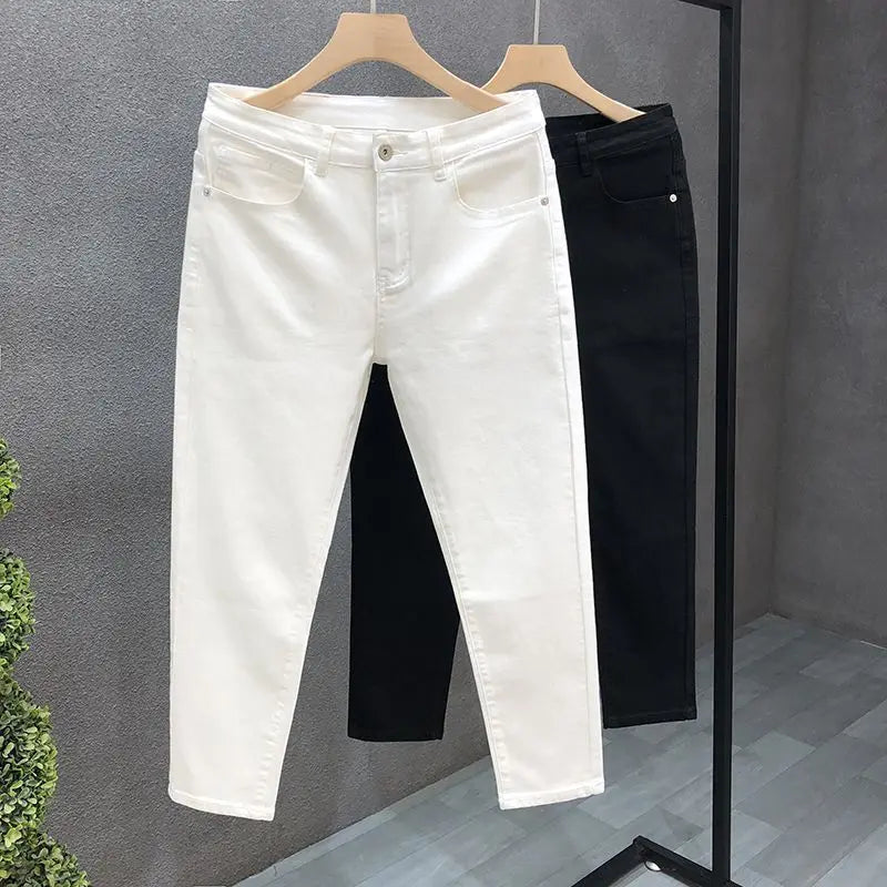 Vaqueros ajustados de estilo coreano de alta calidad para hombre, de estilo urbano, para primavera y otoño, con tela vaquera y pantalones casuales punk en blanco y negro liso.