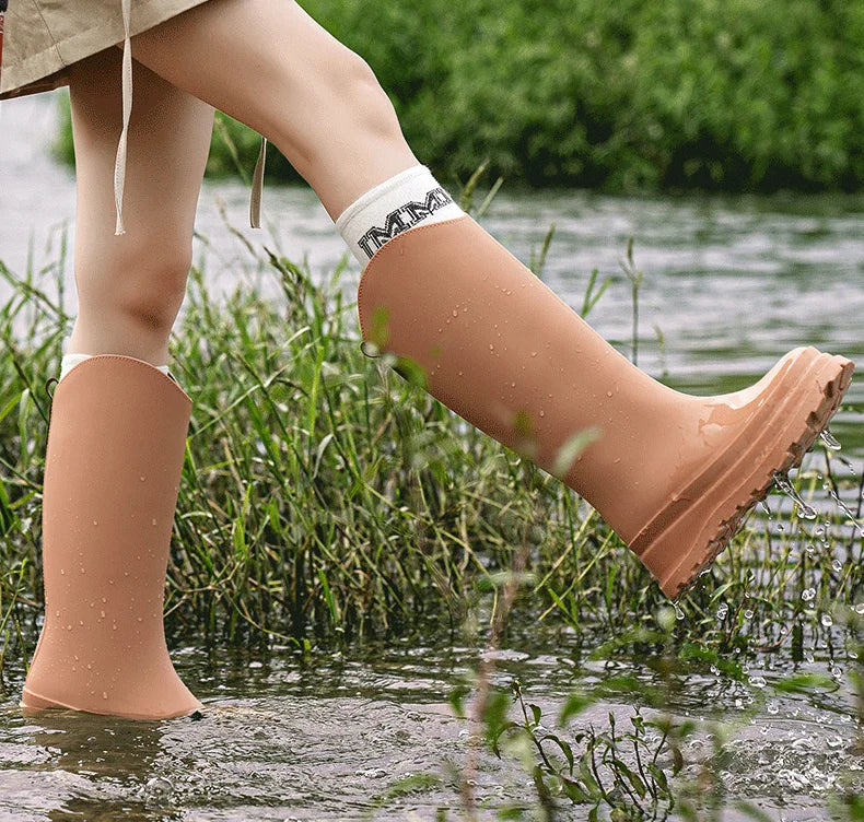 Botas de lluvia de PVC de caña alta para mujer, estilo británico, suela gruesa, impermeables, duraderas, para exteriores, de color sólido, antideslizantes