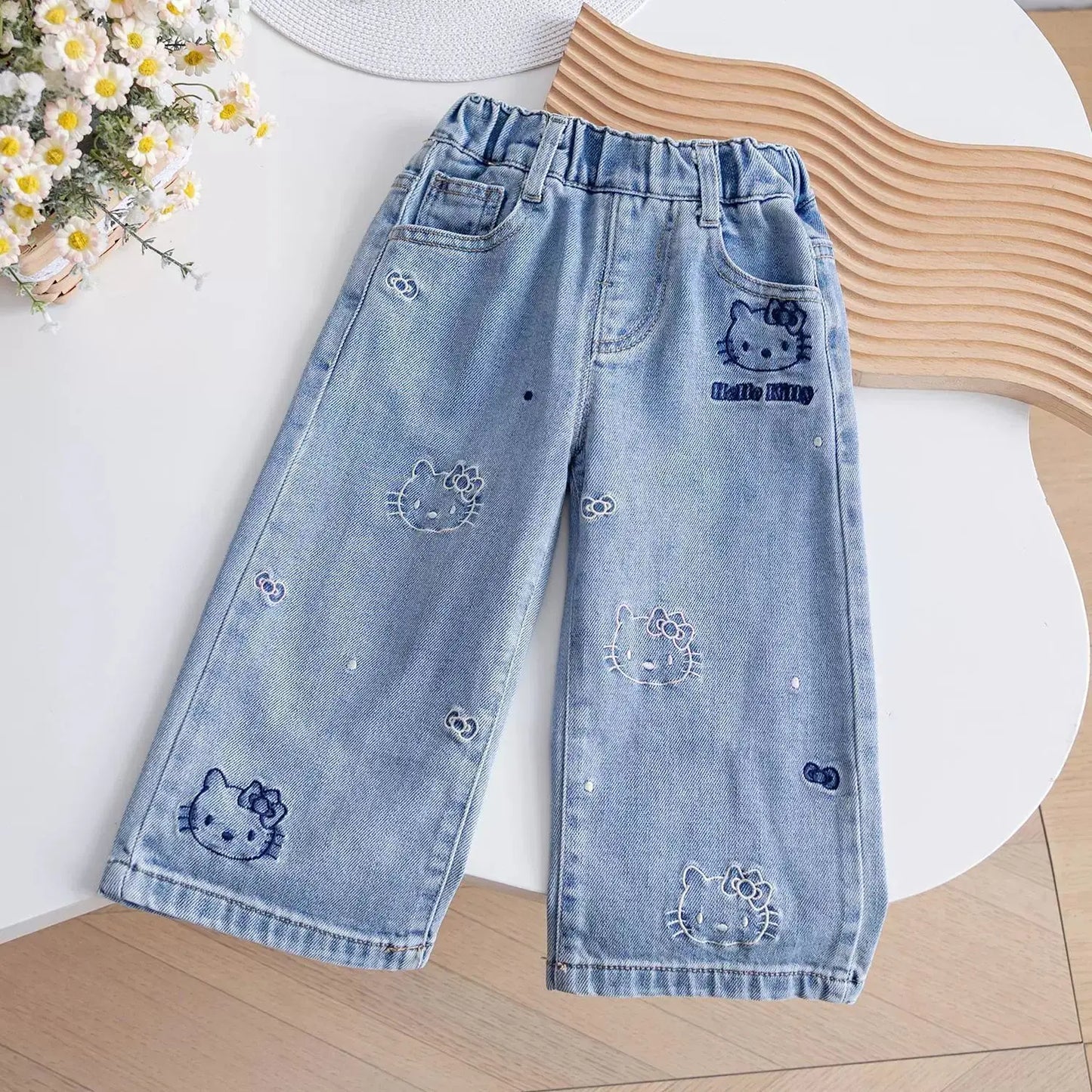 Pantalones vaqueros Sanrio Kids Hello Kitty con cintura elástica para niños pequeños, niñas y niños, estampado de dibujos animados, rodillas reforzadas y resistentes.