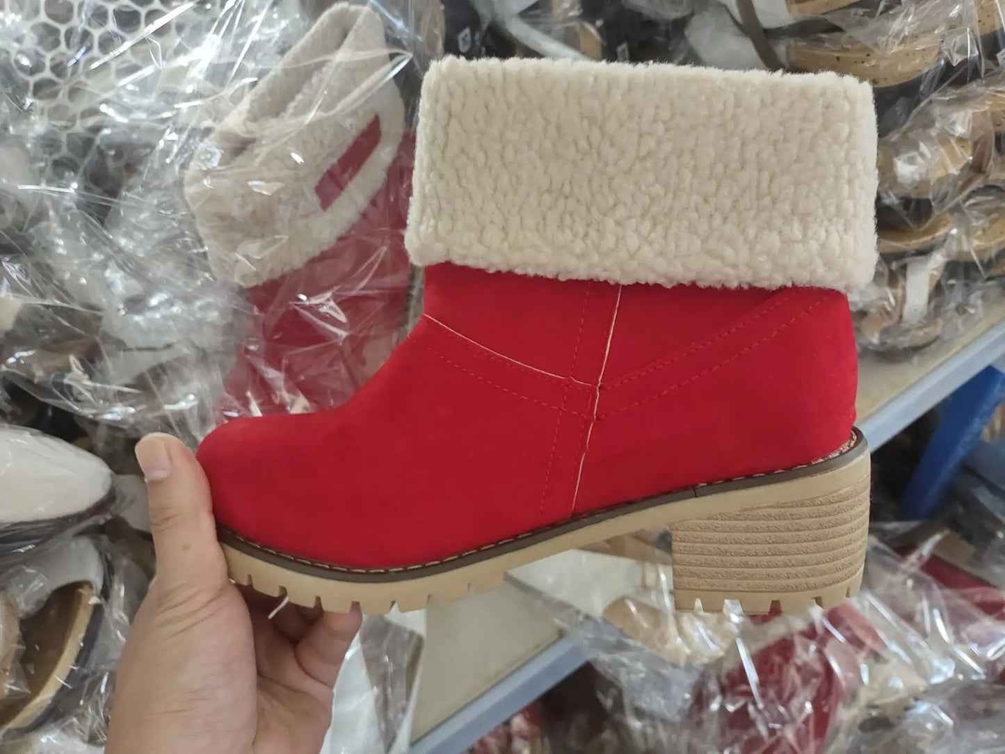 Botas de invierno para mujer, nuevas botas de nieve cálidas de piel, botines cómodos de lana con puños, cuñas de plataforma, zapatos de algodón, botas de media pantorrilla