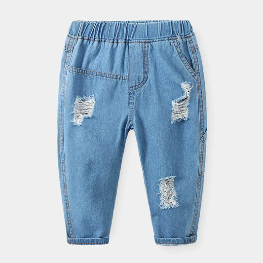 Vaqueros HoneyCherry de moda para niño. Estos pantalones tienen un acabado esmerilado y presentan agujeros rotos a la moda.
