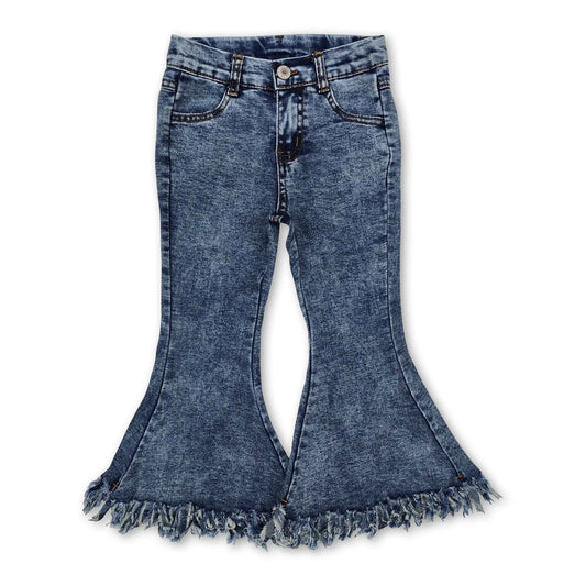 Pantalones vaqueros acampanados de mezclilla azul claro para niñas con detalle de borlas, de algodón suave.
