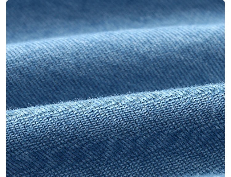 Vaqueros HoneyCherry de moda para niño. Estos pantalones tienen un acabado esmerilado y presentan agujeros rotos a la moda.