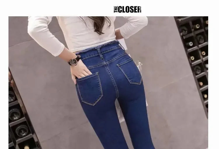 Pantalones ajustados de cintura alta y red roja para mujer de Greyfringe Jeans, verano 2025, de ocho largos, que suavizan tu silueta.