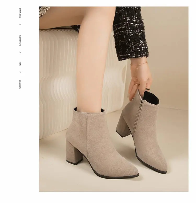 Nuevas botas sencillas de tacón cuadrado con cremallera lateral y tacón alto de ante puntiagudo para mujer.